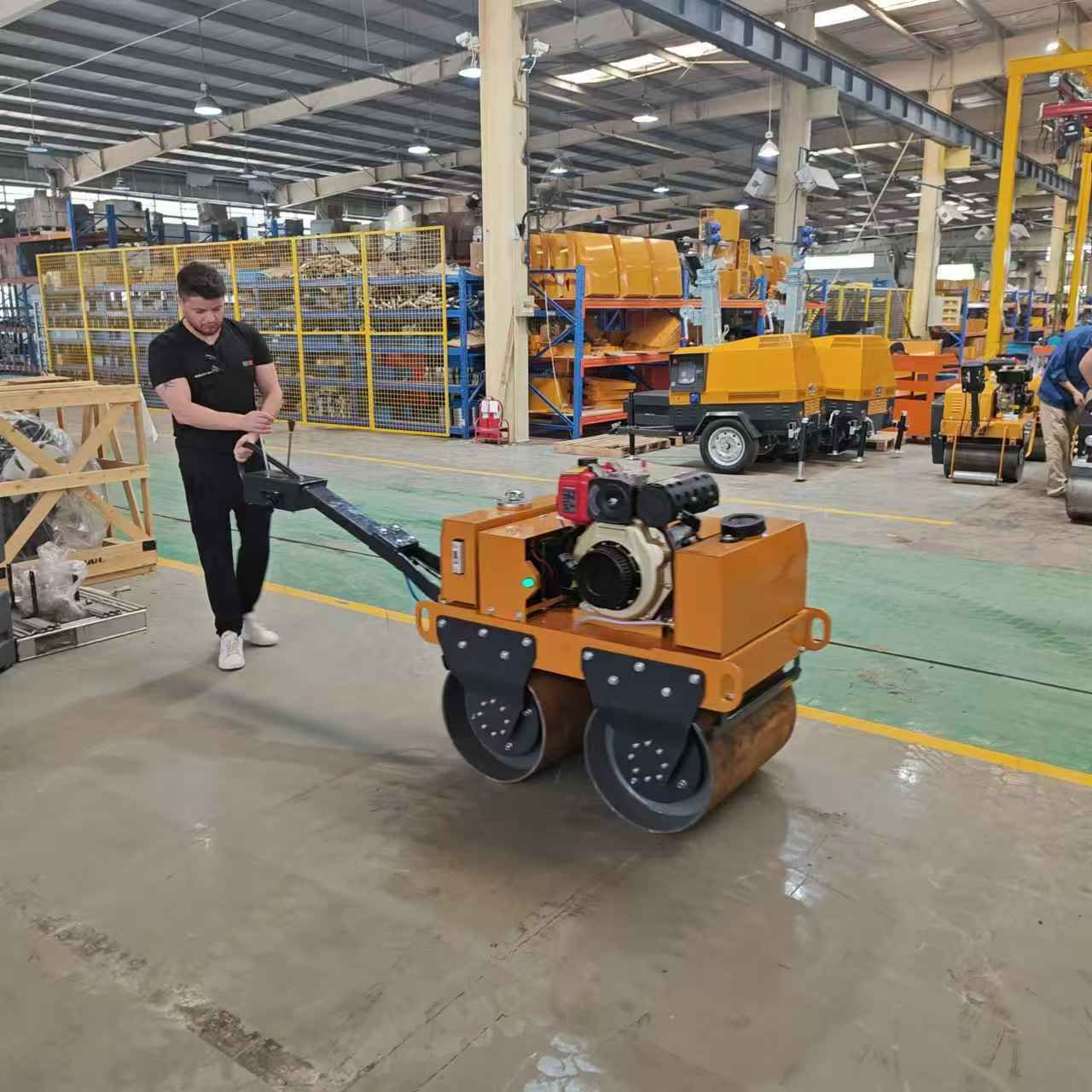國外客戶來我廠參觀考察小型壓路機、移動照明車等產品