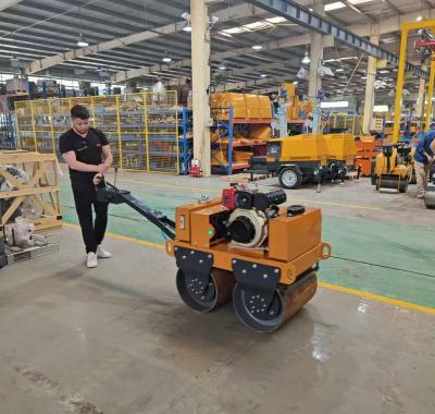 國外客戶來我廠參觀考察小型壓路機、移動照明車等產品